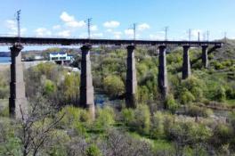 В Кривом Роге на железнодорожном мосту висел труп мужчины (Фото)