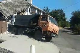 В Днепре КамАЗ въехал в жилой дом
