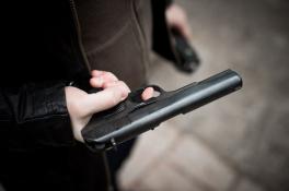 В Кривом Роге мужчина стрелял в подростков возле жилого дома