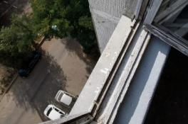 В Днепре девушка выпала c балкона 12 этажа: не исключают убийство