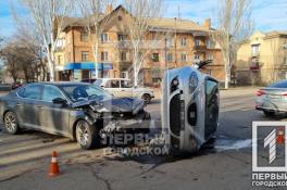 В Кривом Роге на перекрестке произошло ДТП с переворотом