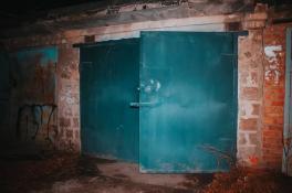 "Не держите зла": в Днепре в собственном гараже повесился мужчина