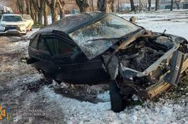 В Каменском ВАЗ вылетел с дороги и врезался в дерево: двое детей в больнице