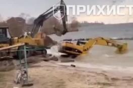 В Никополе во время строительных работ кран ушел под воду