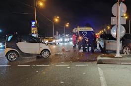 В Днепре дорогу не поделили две легковушки: водителя госпитализировали