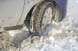 В центре Днепра на площади водитель на внедорожнике устроил дрифт