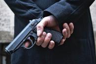 Мужчина с пистолетом
