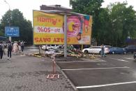 Рекламный щит рухнул на авто