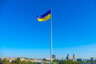 В Днепре ко Дню Независимости заменили самый большой флаг в Украине