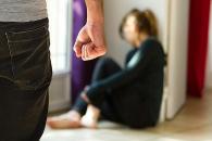 В Днепре мужчина на глазах у маленького ребенка избивал свою жену