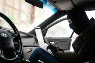 В Днепре на Космической сканером вскрывают машины