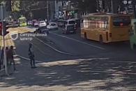 В Днепре на Гагарина легковушка сбила двух "пешехамов" (Видео)