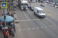 В Днепре возле торгового центра фура переехала пенсионера (Видео)