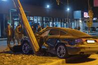 В Днепре на Победе пьяный водитель на Audi снес железный столб