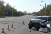 В Днепре легковушка на полном ходу протаранила самосвал: водитель и пассажир в больнице