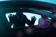 На Днепропетровщине возле жилого дома похитили авто: угонщика нашли в соседней области