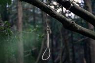 В Кривом Роге мужчина повесился на дереве во дворе своего дома 