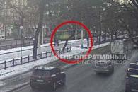 В центре Днепра воры украли остатки забора после ДТП (Видео)