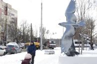 В Днепре в спальном районе установили трехметровую скульптуру сокола