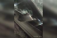 В Днепре голый мужчина изуродовал чужой автомобиль: его забрали в психбольницу
