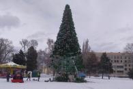 В Днепре начали убирать новогодние елки (Фото)