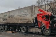 В Днепре возле авторынка столкнулись фура и автобус: движение затруднено 